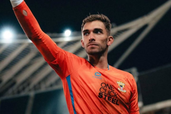 Wie is de vriendin van voetballer Jari De Busser