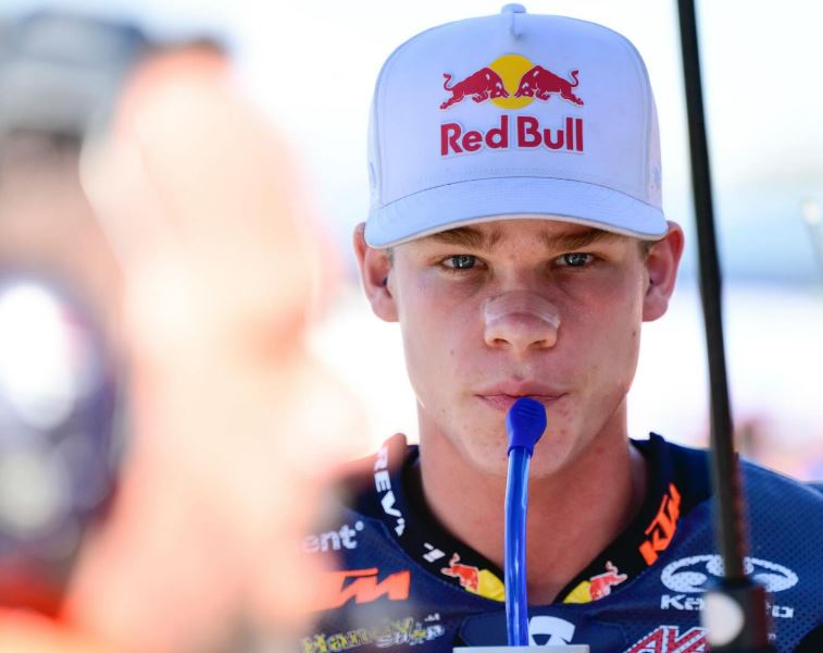 Wie is de vriendin van motorcoureur Collin Veijer